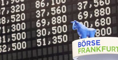 Vista del muñeco de un toro junto a los resultados de los índices en la Bolsa de Valores de Fráncfort, en la sede de Deutsche Boerse.