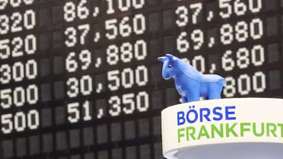 Vista del muñeco de un toro junto a los resultados de los índices en la Bolsa de Valores de Fráncfort, en la sede de Deutsche Boerse.