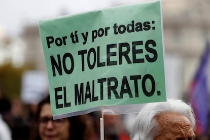 "Por tí y por todas: no toleres el maltrato" es una de los carteles que se han visto en el manifestación de Madrid.
