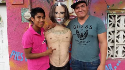 Una imagen de la piñata de Alejandro Fernández.