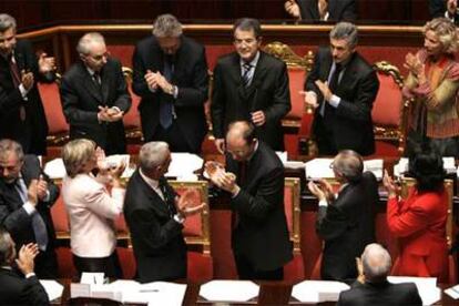 Romano Prodi, en el centro, recibe el aplauso de sus ministros al finalizar el discurso de investidura en el Senado.