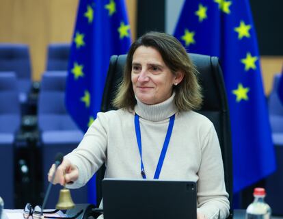 La vicepresidenta de la Comisión, Teresa Ribera, toma el lugar de la presidenta Ursula von der Leyen durante la reunión semanal de la Comisión, este miércoles.