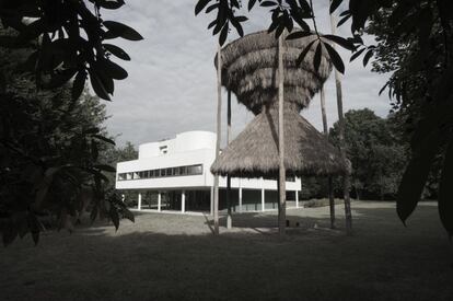 'Sitio'. Intervención en Villa Savoie, Poissy, Francia de 2011. El mexicano Santiago Borja en la galería Proyecto Paralelo.