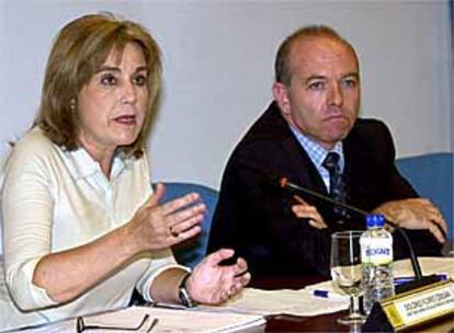 Dolores Flores e Ignacio Arranz anuncian la medida de Sanidad sobre el aceite de orujo.