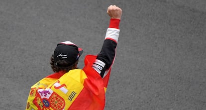 Alonso celebra su triunfo en las 24 Horas de Le Mans.