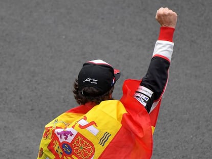 Alonso celebra su triunfo en las 24 Horas de Le Mans.