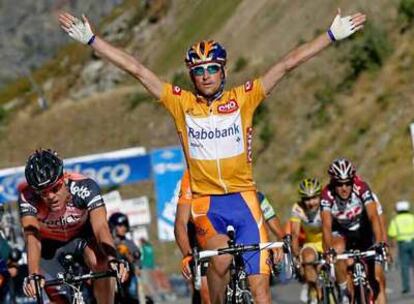 Menchov celebra su victoria de etapa en la cima de Arcalís.