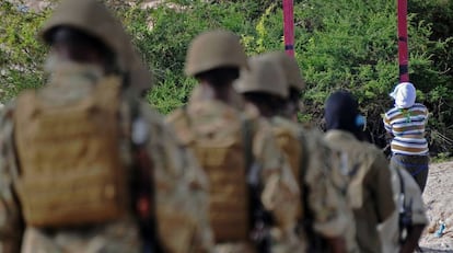 Un escuadrón somalí se dispone a ejecutar a un acusado de colaborar con el grupo terrorista Al Shabab, en abril de 2016.