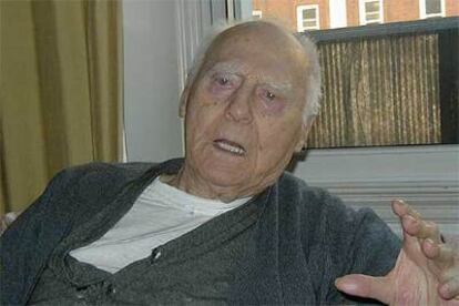 Pedro Escobal, en su casa de Nueva York en 2000, con 97 años.