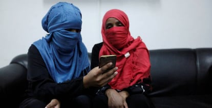 Una migrante eritrea consulta el teléfono en un edificio militar de Misrata (Libia).