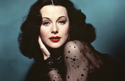 'Proto' wifi, por Hedy Lamarr

Fue apodada "la mujer más bella del mundo" y es recordada por ser la primera mujer en desnudarse e interpretar un orgasmo en la gran pantalla. Pero además de ser actriz, fue inventora. Lamarr desarrolló el 'sistema de comunicación secreto' que constituye la base del GPS, los teléfonos móviles, el Bluetooth o el wifi.