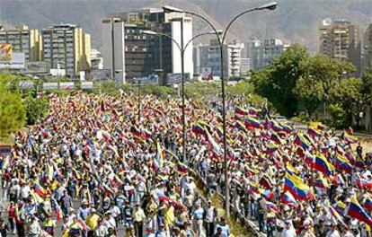 Miles de manifestantes marchan por una autovía en Caracas para protestar contra el presidente, Hugo Chávez.