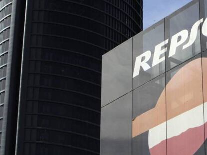 Logo de Repsol, en un edificio de la compañía en Madrid.