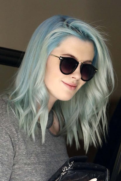 Ireland Baldwin se atrevió con el morado hace unas semanas. Ahora, la modelo sorprende con un nuevo tono azul.