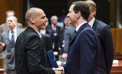 George Osborne (a la derecha) con Yanis Varoufakis el martes en Bruselas.