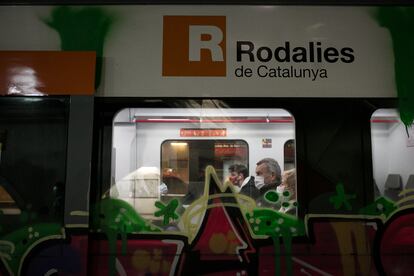 Trenes de Rodalies a su paso por la estación de Plaza Catalunya. Barcelona, 19 de enero de 2021 [ALBERT GARCIA]