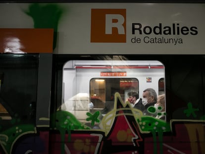 Pasajeros en un tren de Rodalies, en una imagen de archivo.