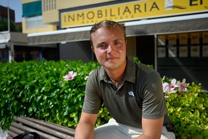 Baltasar Abellán, de 22 años, a las puertas de una inmobiliaria en Murcia, el 22 de agosto.