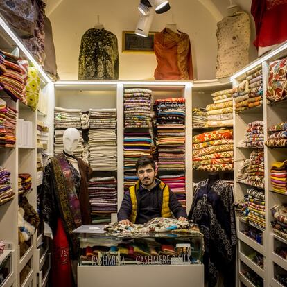 Burak Erdogan vende ropas y telas de cachemira, en el Gran Bazar de Estambul (Turquía).