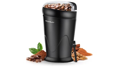 Una carga del molinillo de café eléctrico Aigostar proporciona suficiente café para 12 tazas.