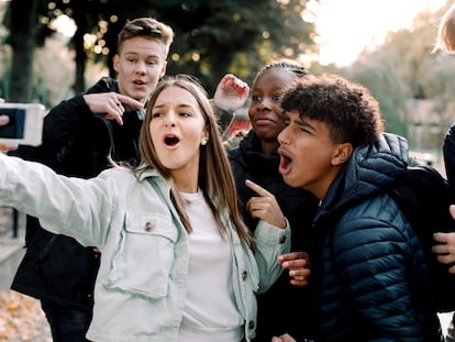 Un grupo de adolescentes se hacen un selfi.