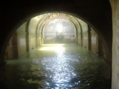 Interior del templo emergido en la presa de Benito Juárez.