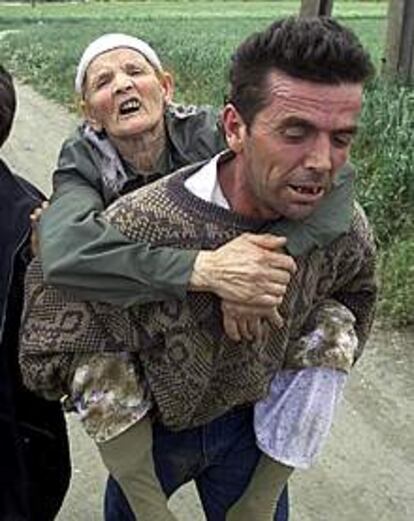 El Ejército macedonio desplaza a la guerrilla albanesa de Vaksince y evacúa a 3.000 civiles.