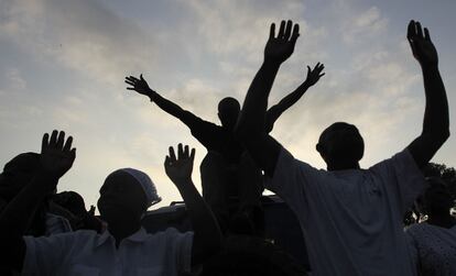 El Gobierno ha declarado el día no laborable y éste se ha convertido en una jornada de oración en todo el país. Haití es un país profundamente espiritual en el que convive la religión católica -mayoritaria- con la práctica del vudú.