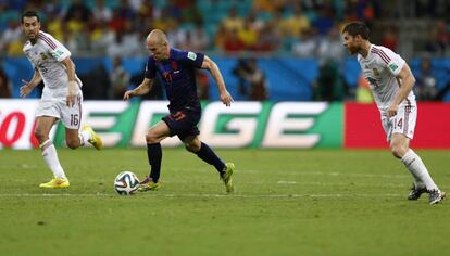 Robben conduce el balón entre Busquets y Xabi Alonso durante el primer partido ante Holanda del Mundial de 2014.