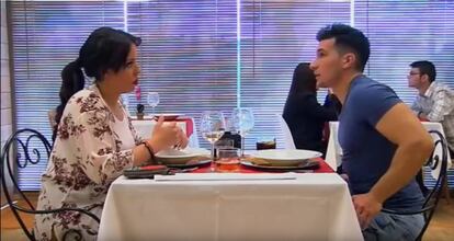 Una de las parejas de 'First dates' conociéndose durante la cena.