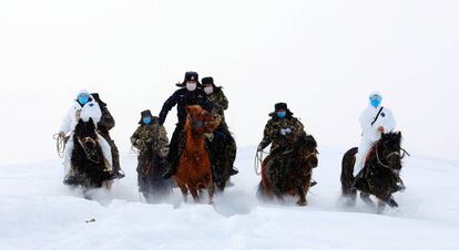 Funcionarios chinos viajan a través de la nieve para visitar aldeas remotas e informar sobre el coronavirus.