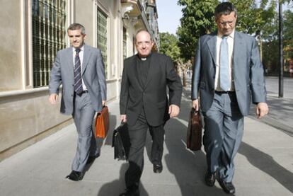 Santiago Gómez Sierra, en el centro, ex presidente de Cajasur, junto a dos ex directivos, en julio de 2009.