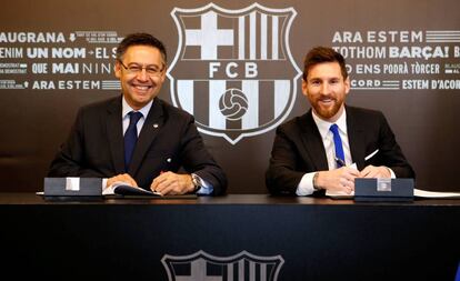 Messi y Bartomeu, durante la firma.
