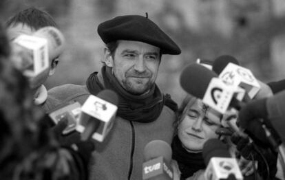 Josu Ternera, a su salida de la cárcel de Nanclares de Oca (Álava) tras ser puesto en libertad por el Tribunal Supremo, en enero de 2000.