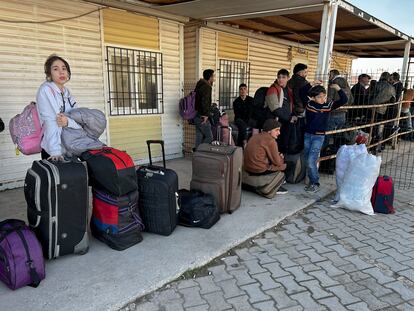 Refugiados sirios en el paso de Öncüpinar, provincia de Kilis, esperan para cruzar desde Turquía de vuelta a Siria