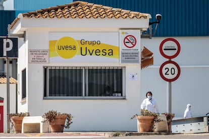 Vista general del acceso principal a la empresa crnica Grupo Uvesa de Rafelbu?ol (Valncia), donde se han diagnosticado varios casos de coronavirus.