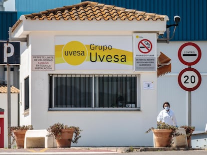 Vista general del acceso principal a la empresa cárnica Grupo Uvesa de Rafelbuñol (València), donde se han diagnosticado varios casos de coronavirus.
