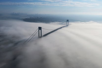 El puente Verrazzano-Narrows, que conecta los distritos de Brooklyn y Staten Island en la ciudad de Nueva York, el lunes por la mañana. La niebla cubría las aguas del océano Atlántico y de la bahía de Nueva York.