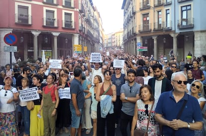 Neighbors of Valladolid hold banners in which they demand the resignation of Alfonso Fernández Mañueco and his Minister of the Environment, Juan Carlos Suárez-Quiñones.