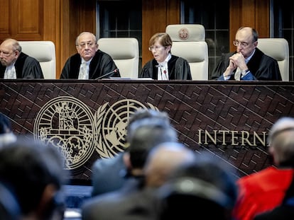La presidenta del Tribunal Internacional de Justicia (TIJ), Joan E. Donoghue, con otros jueces en la sede del organismo de la ONU, en La Haya, el 26 de enero.