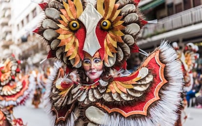 Una de las comparsas durante el desfile del Carnaval de Badajoz (Extremadura).