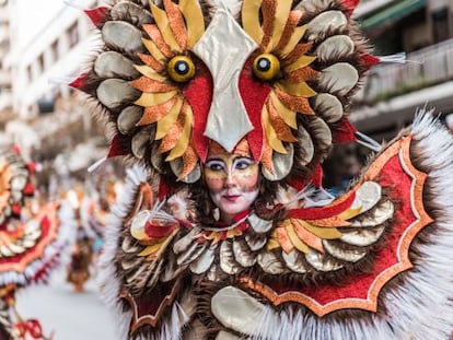 Una de las comparsas durante el desfile del Carnaval de Badajoz (Extremadura).