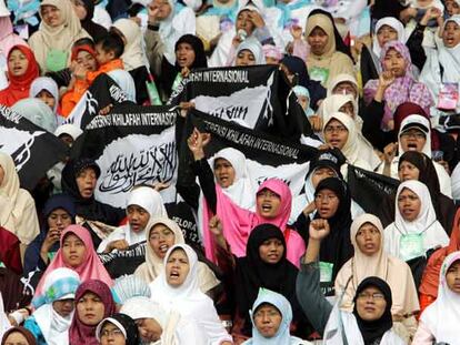 Decenas de musulmanas indonesias corean consignas durante la Conferencia Internacional del Califato, ayer en Yakarta.