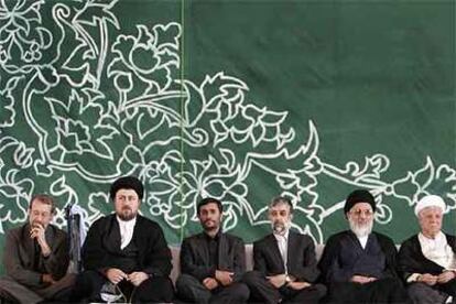 El presidente iraní, Mahmud Ahmadineyad (tercero por la izquierda), y otros dirigentes escuchan al ayatolá Alí Jamenei en Teherán.