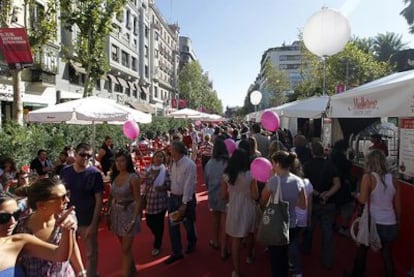 Algunos patrocinadores y restaurantes de la zona instalaron caseras en la calzada de Serrano para que los viandantes pudieran degustar sus productos.