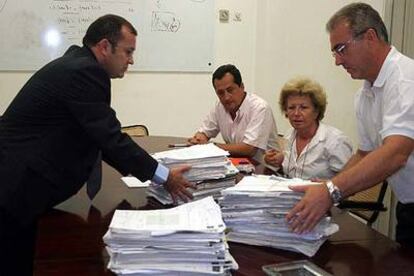 Jesús Téllez, a la izquierda, entrega los expendietes de gastos protocolarios a Dolores Calderón, ayer en Sevilla.