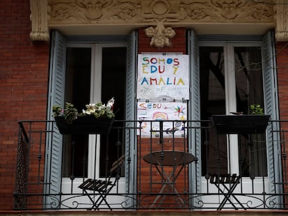 Un cartel realizado por niños en el balcón de una vivienda de Madrid.