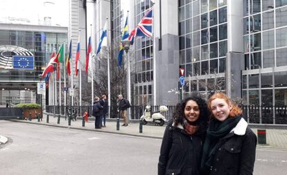 Tia Ralhan y Harriet Champion, de visita en Bruselas, se fotografían ante la bandera británica poco antes de su retirada.