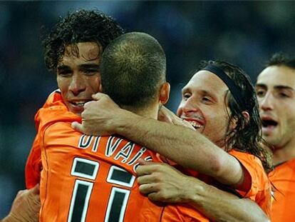 Di Vaio celebra con sus compañeros el segundo gol del Valencia.