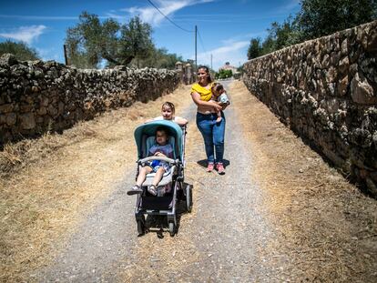 Montaña Ferrer y sus tres hijas pasean por Aldea del Cano, un pueblo de menos de 5.000 habitantes en Extremadura.